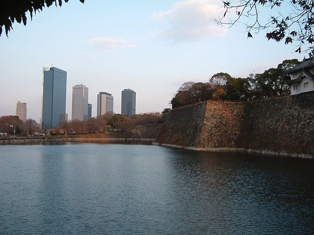 特別史跡・大阪・大阪城の西外濠と天満のビル群の写真の写真