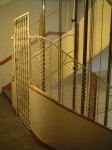 リスボン・建物の内部の螺旋階段と簡易エレベータ
