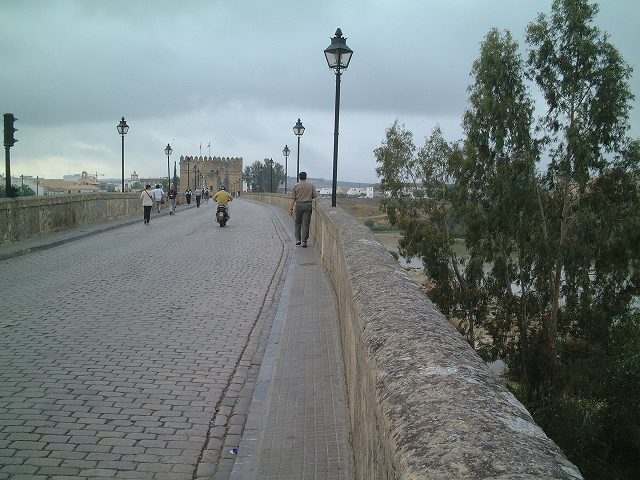 世界遺産・コルドバ・ローマ橋を渡るの写真の写真
