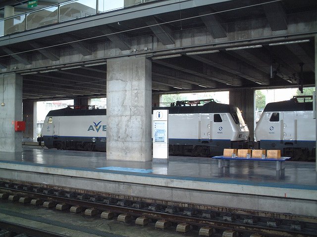 コルドバ駅に停車する機関車の写真の写真