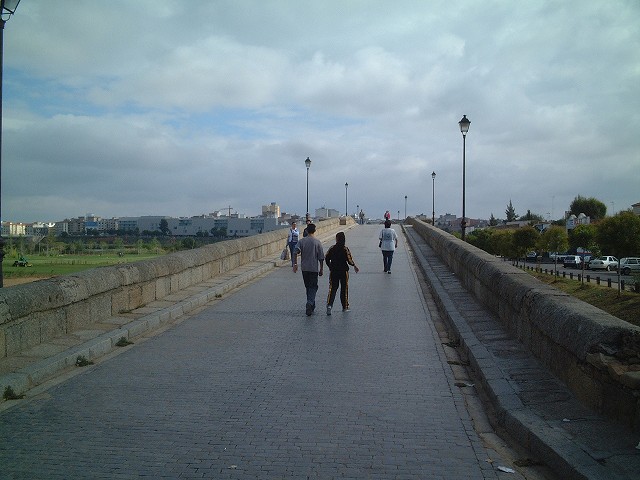 世界遺産・メリダ・ローマ橋を渡るの写真の写真