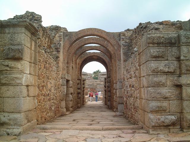 世界遺産・メリダ・ローマ劇場と円形劇場を結ぶアーチの写真の写真