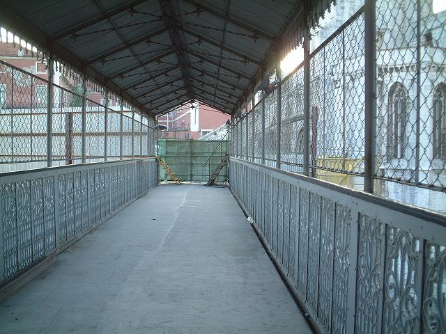 リスボン・展望台とエレベータの間の通路の写真の写真