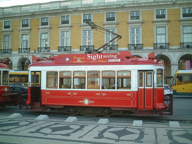 ポルトガル・リスボン・車輪が中央にしかない路面電車の写真の写真