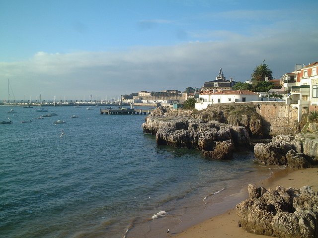 カスカイスの高台に立つ家の写真の写真