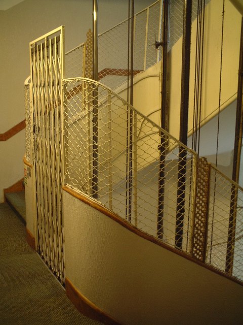 リスボン・建物の内部の螺旋階段と簡易エレベータの写真の写真