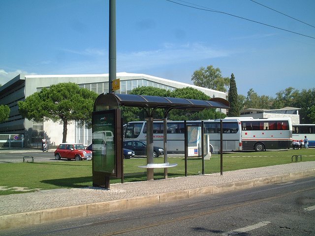 リスボン・ジェロニモス修道院の近くにあった近代的な建物の写真の写真