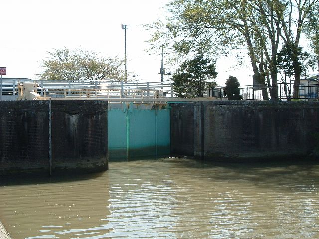 石巻・石井閘門・このゲートを船が通るの写真の写真
