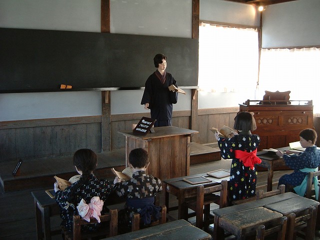 登米・旧登米高等尋常小学校・教室と人形の写真の写真