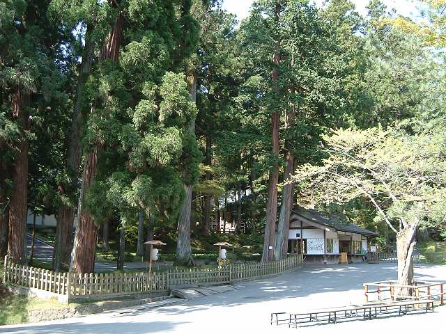 特別史跡・平泉・中尊寺・金色堂へは奥の受付から入るの写真の写真