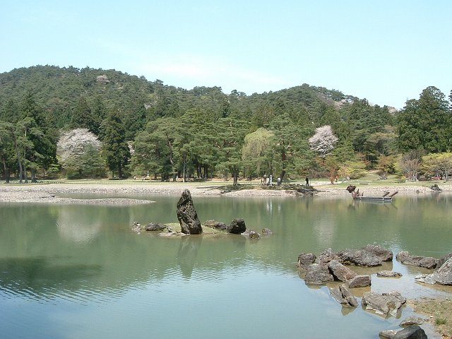 特別史跡・特別名勝・毛越寺・庭園・池中立石の写真の写真