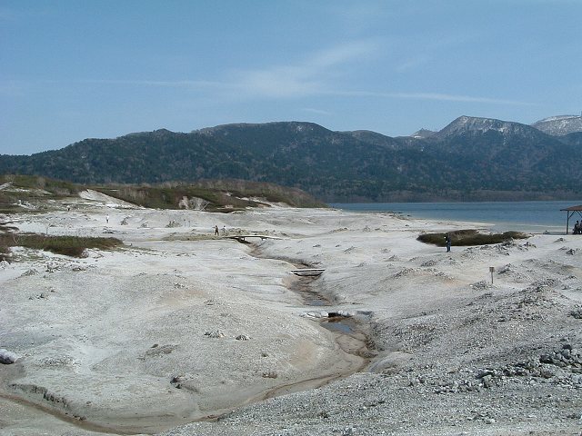 霊場恐山・硫黄のために酸性が強いのか草木が生えないの写真の写真