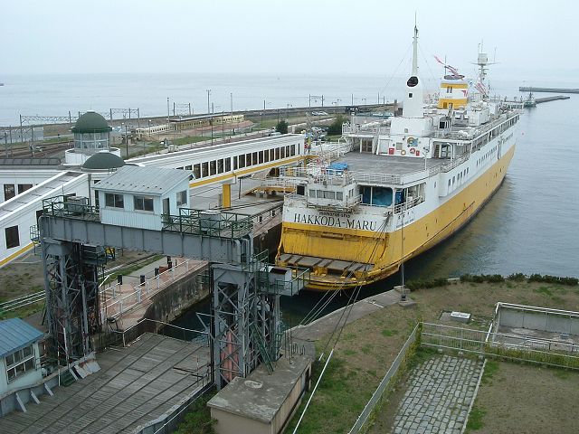 青森・青函連絡船・車両搬入口と八甲田丸の写真の写真
