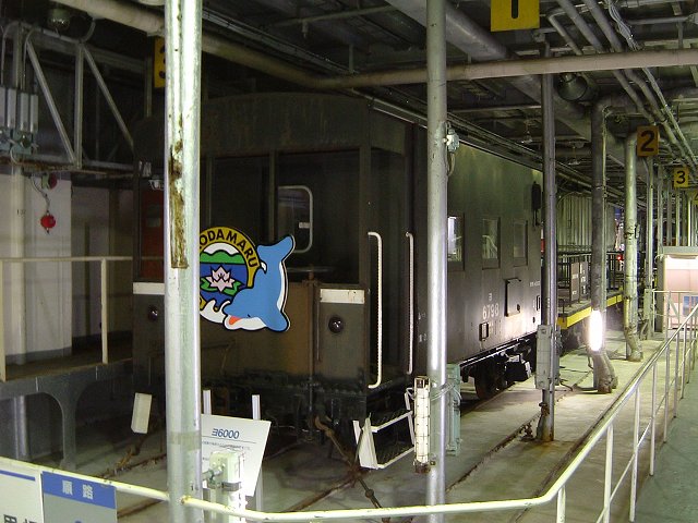 青森・青函連絡船・八甲田丸・車両甲板に保存されている車掌車・ヨ6794の写真の写真