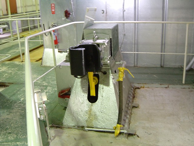 青森・青函連絡船・八甲田丸・正面から見る鉄道を固定する装置の写真の写真