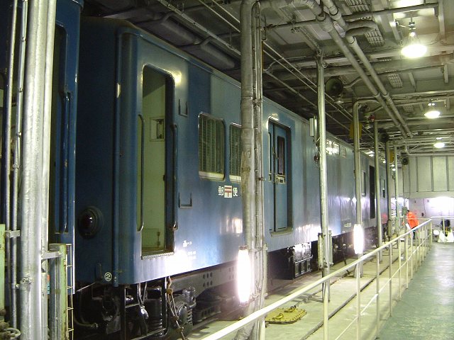 青森・青函連絡船・八甲田丸・こんな感じで客車を車両甲板に搭載の写真の写真