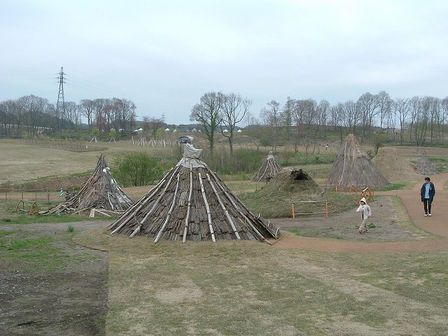 特別史跡・青森・三内丸山遺跡・竪穴住居の骨組みの写真の写真