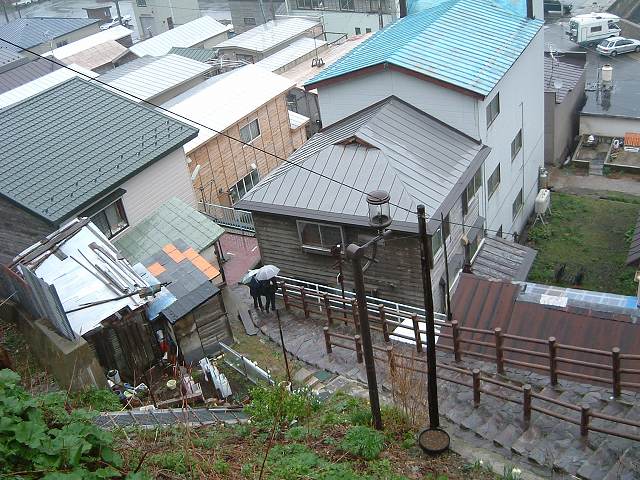 竜飛岬・階段国道・本当はただ裏山に続くって道のように見えるの写真の写真