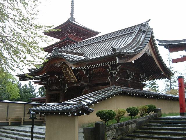 最勝院の山門と五重塔の写真の写真