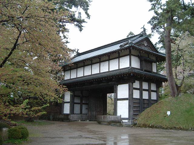 弘前・弘前城・二の丸から見る二の丸東門 (東内門)の写真の写真