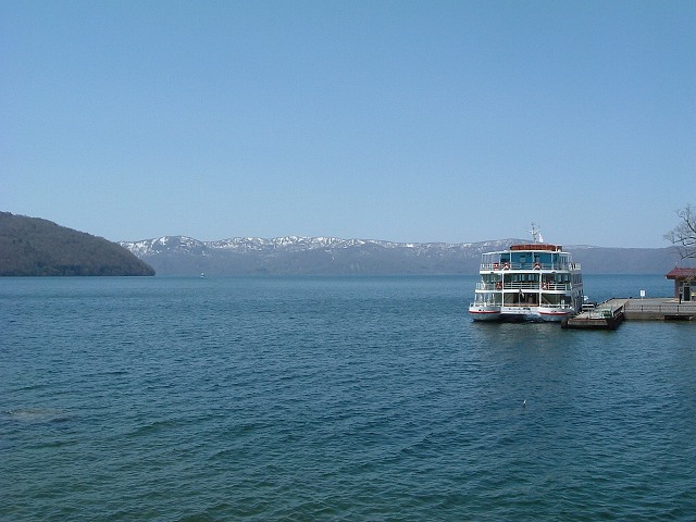 特別名勝・天然記念物・十和田湖と停船中の遊覧船の写真の写真