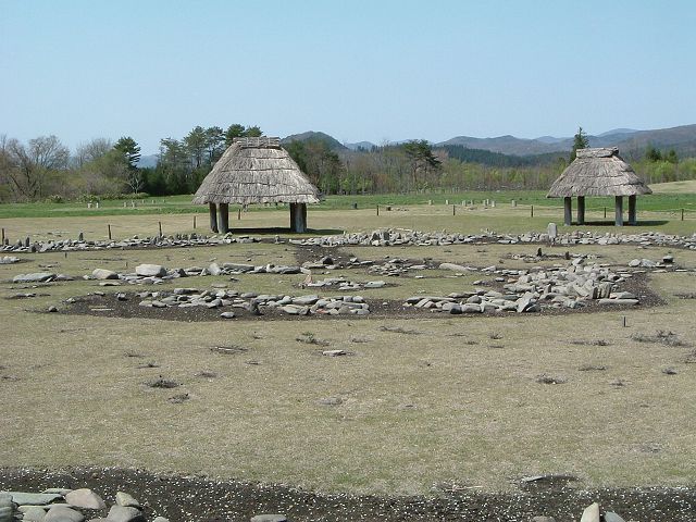 特別史跡・大湯環状列石群・建物のすぐ近くに石が並ぶの写真の写真