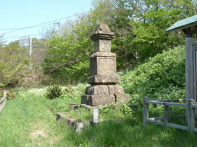 男鹿・赤神神社の石塔の写真の写真