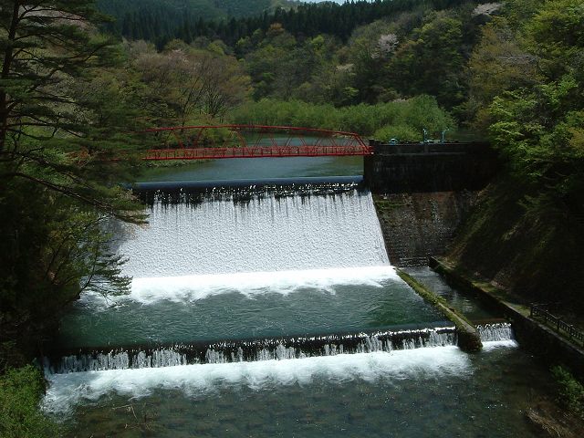 藤倉水源地水道施設は重力式コンクリートダムの写真の写真