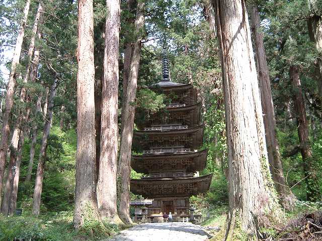 羽黒山・出羽三山神社・表参道の脇には国宝の五重塔が見えるの写真の写真