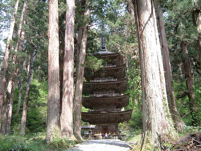 羽黒山・出羽三山神社・表参道の脇には国宝の五重塔が見えるの写真の写真