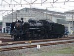 蒸気機関車(SL)のC58・ガイド役が機関車から降りる