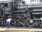 蒸気機関車(SL)のC58・反対からは整備の様子が見られる