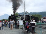 蒸気機関車(SL)のC58・転車台の周りで見学する人々