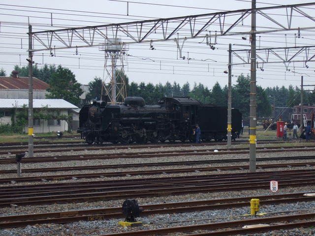 蒸気機関車(SL)のC58・運行前点検中の写真の写真