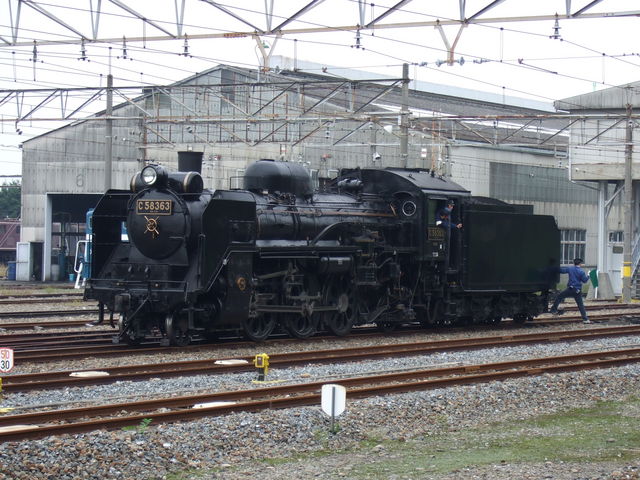 蒸気機関車(SL)のC58・ガイド役が機関車から降りるの写真の写真
