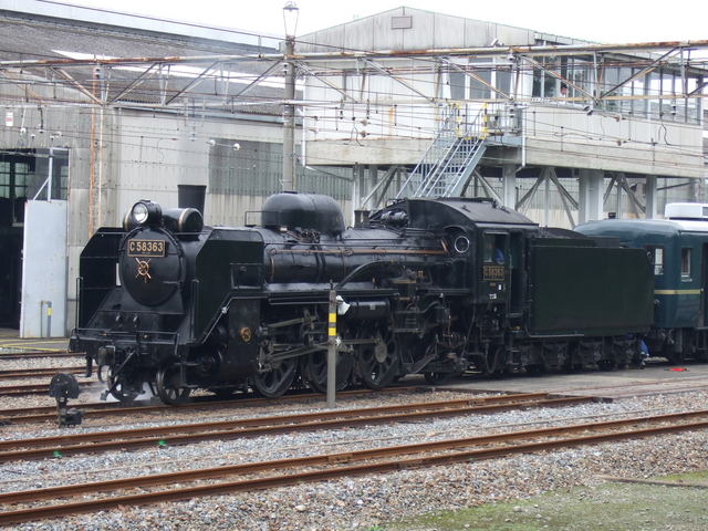 蒸気機関車(SL)のC58・客車と連結直後の写真の写真