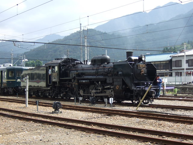 蒸気機関車(SL)のC58・到着するとすぐに切り離すの写真の写真