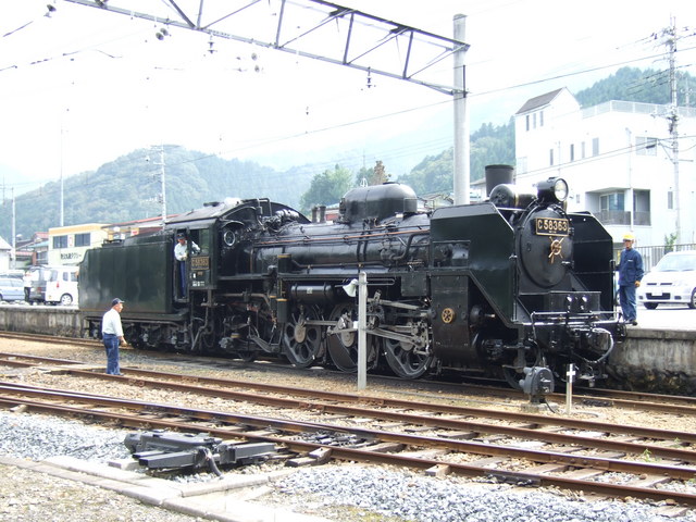 蒸気機関車(SL)のC58・記念撮影用にホームに横付けするの写真の写真