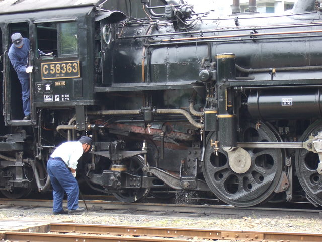蒸気機関車(SL)のC58・反対からは整備の様子が見られるの写真の写真