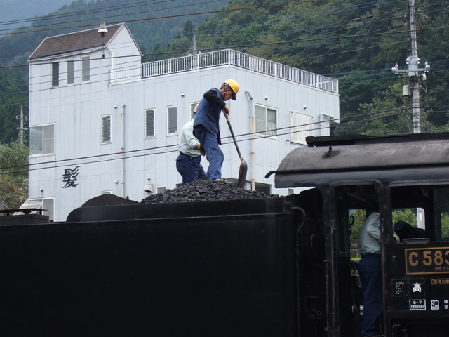 蒸気機関車(SL)のC58・石炭をならす作業中の写真の写真