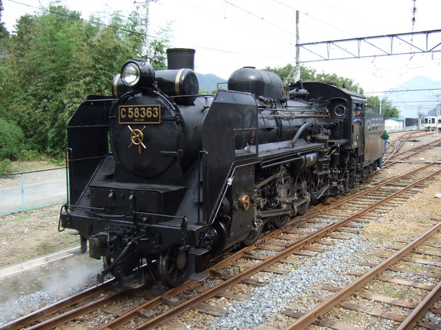 蒸気機関車(SL)のC58・転車台に向かうSLの写真の写真