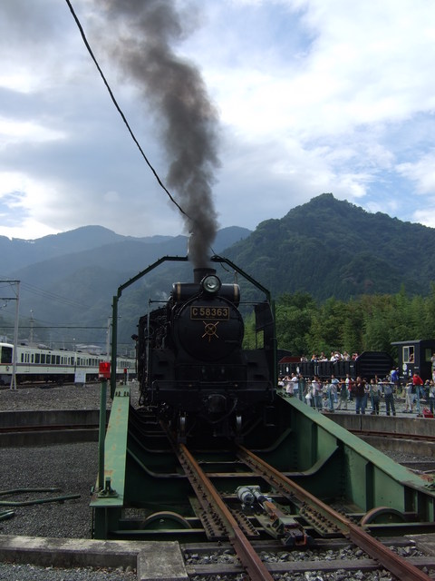 蒸気機関車(SL)のC58・転車台を降りるSLの写真の写真