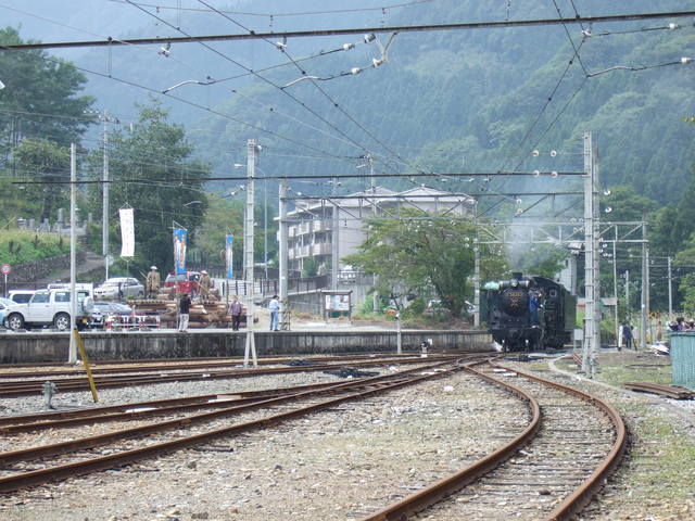 蒸気機関車(SL)のC58・回転を終えるとすぐに客車へと向かうの写真の写真