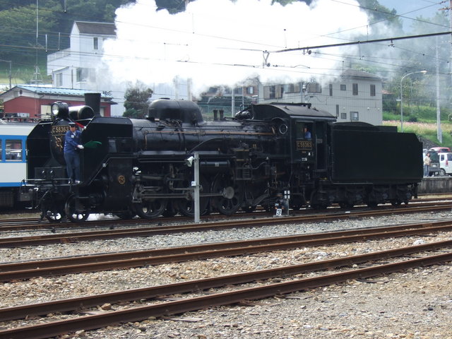 蒸気機関車(SL)のC58・見通しが悪いSLは構内では人が先頭に乗るの写真の写真