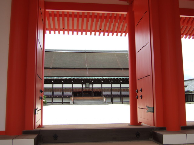 皇室遺産・京都御所・承明門から見る紫宸殿の写真の写真