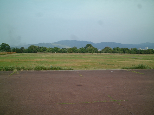 特別史跡・平城宮跡・建物があった場所がわかるように舗装されているの写真の写真