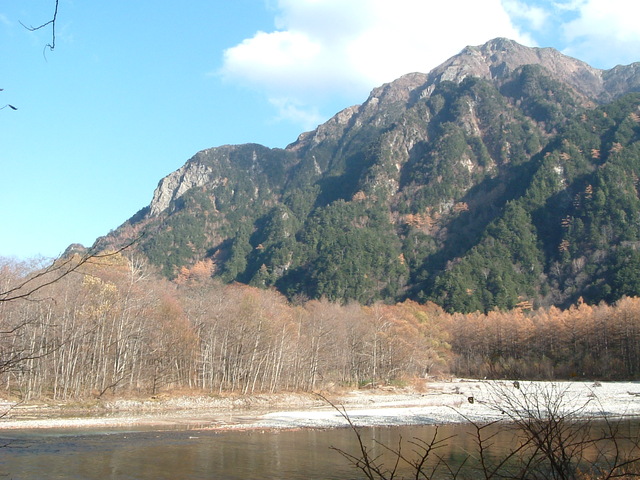 特別名勝・特別天然記念物・上高地・この山はかなり急斜面っぽいの写真の写真