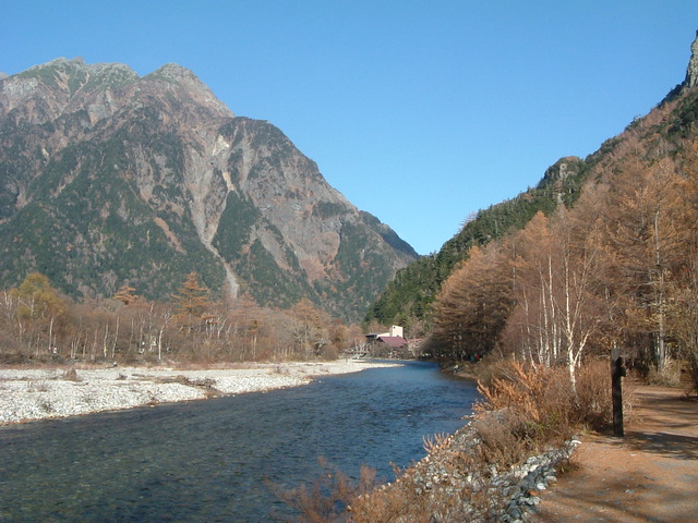 特別名勝・特別天然記念物・上高地・空が青いからか川まで青いの写真の写真