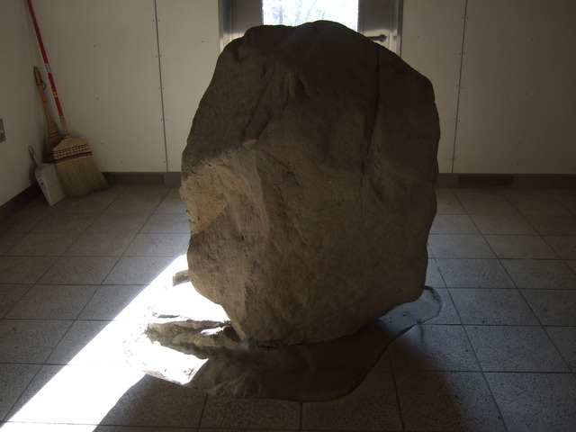 特別史跡・金井沢碑・後ろから見るの写真の写真