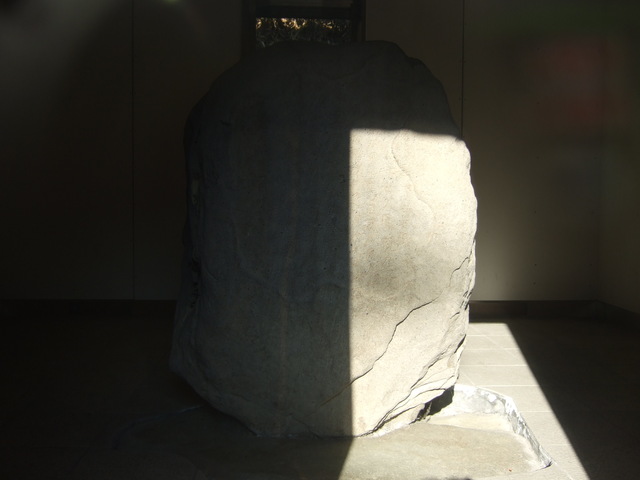 特別史跡・金井沢碑・この時間は陽の当たり方が悪いの写真の写真